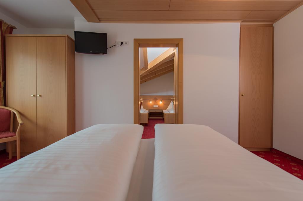 Hotel Garni Hochgruber Brunico Quarto foto